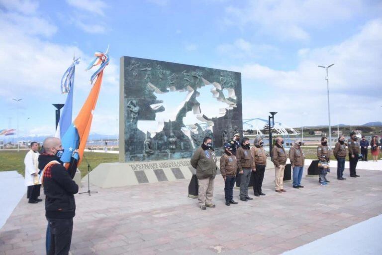 Emotiva ceremonia en la Plaza Malvinas de Ushuaia.