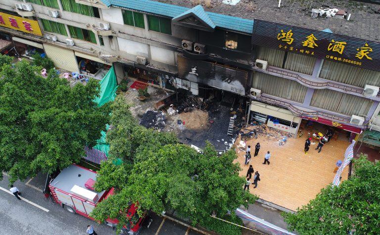 El edificio donde se encontraba el karaoke incendiado.