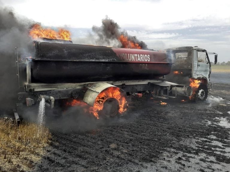 Los bomberos de Alejandro Roca perdieron el único camión cisterna que tenían en un incendio. (Facebook)