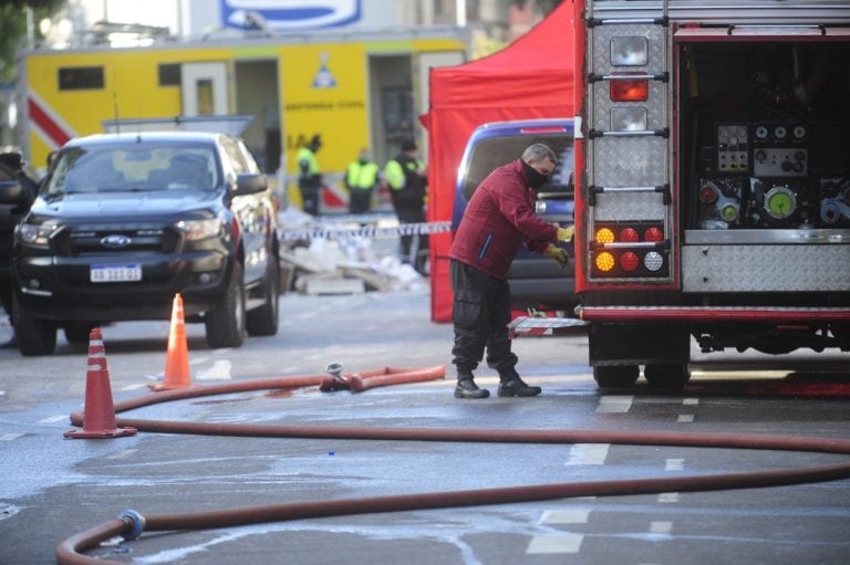 Peritajes en la perfumería "Pigmento" del barrio porteño de Villa Crespo, donde dos bomberos murieron mientras combatían un incendio. (Clarín)