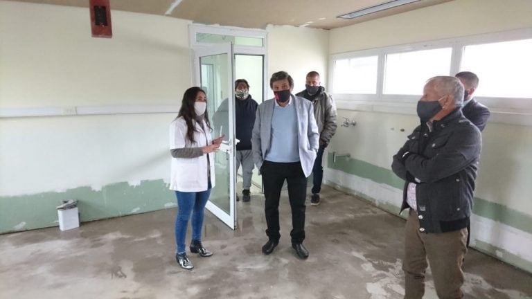 La Dra. Nancy Hernández condujo al rector Tecchi en una recorrida por las instalaciones donde  iniciaron las obras de adecuación de los laboratorios  del Instituto de Estudios Celulares Genéticos y Moleculares (ICeGeM).