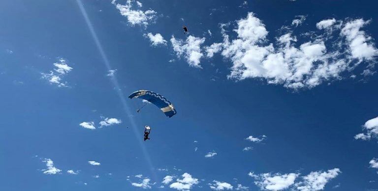 Hubo saltos en tándem para los asistentes que se animaran (Municipalidad de Santa Rosa)