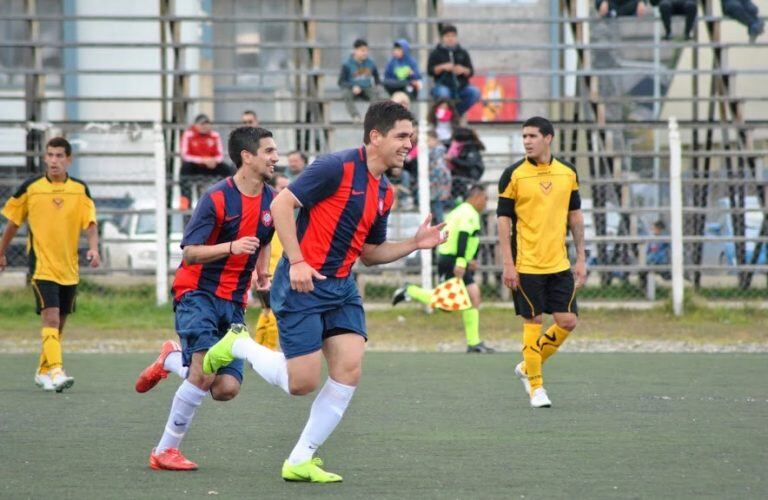 Emanuel Toledo festejando su gol a los 18minutos.