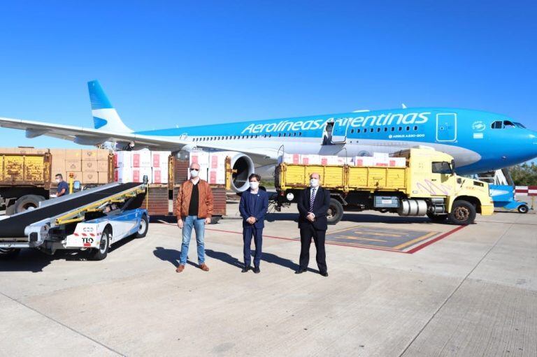 Axel Kicillof en la llegada del avión de Aerolíneas Argentinas (Foto: Aerolíneas Argentinas)