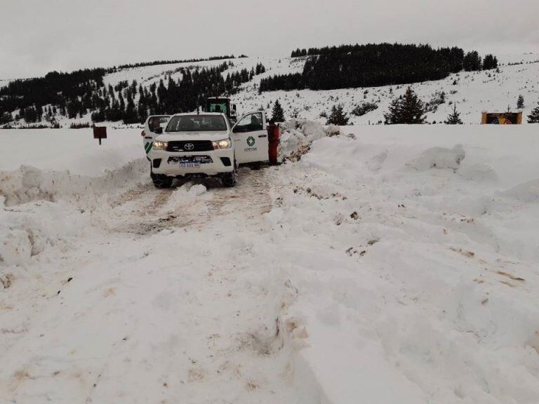 Fueron a rescatar una persona y quedaron atrapados en la nieve en Neuquén (Martin Candelaresi)