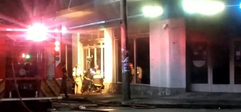 El humo cubrió las instalaciones de la sucursal del banco Macro, aunque no se advertía la presencia de fuego.