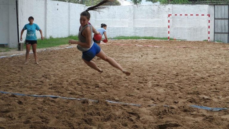 Entrenamiento de la selección cordobesa de beach handball.