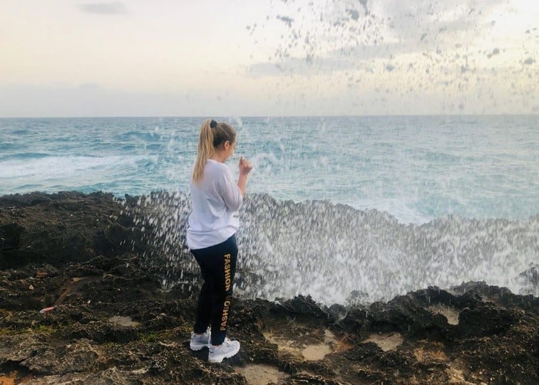 Junto al Mar Caribe en República Dominicana, la semana pasada, según su Facebook donde bromea "Piratas del Caribe, ja, ja , ja...".