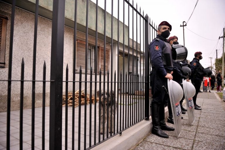 Frente de la casa del jubilado que mató a un delincuente en Quilmes (Foto: Clarín)