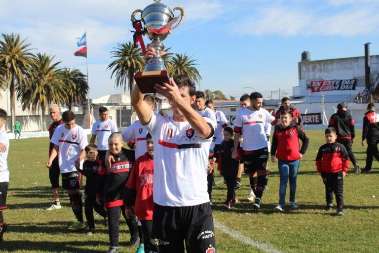 El capitán Ulises Fochesatto con la copa "Salvador Pedro Cicchini"