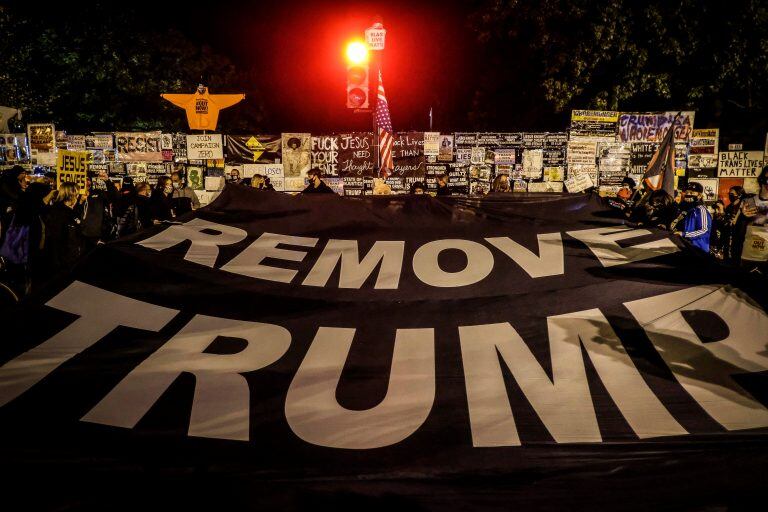 Manifestantes protestan en las afueras de la Casa Blanca. (EFE)