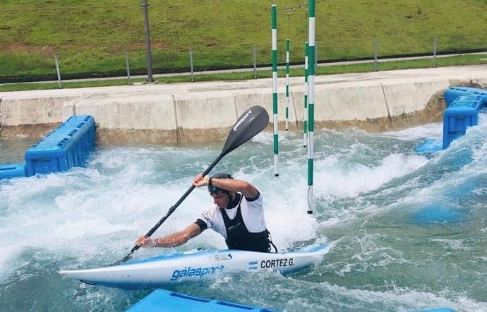 Gerónimo Cortez trabaja con su kayak para lograr una plaza en Tokio 2021.