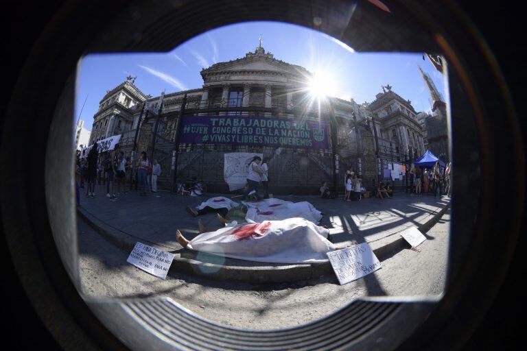 Multitudinaria marcha por el Día Internacional de la Mujer.