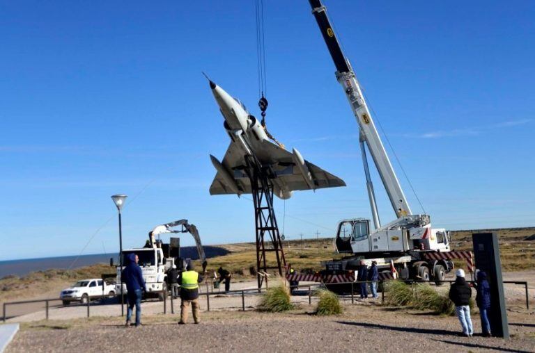 Montaje del avión de guerra que estará en el Memorial de Malvinas