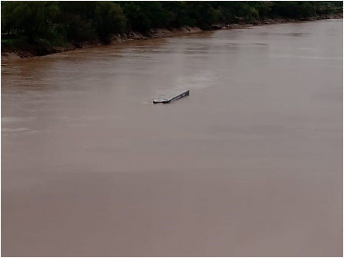 Un camión cayó a las aguas del río Bermejo en Puerto Eva Perón (Foto: Gentileza)