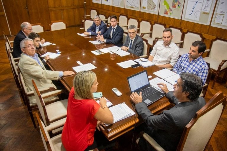 El gobernador Jorge Capitanich junto a representantes de la Bolsa de Comercio de Rosario y entidades del ámbito portuario analizaron las condiciones para la nueva concesión de la Hidrovía Paraná Paraguay, que será renovada en 2021.