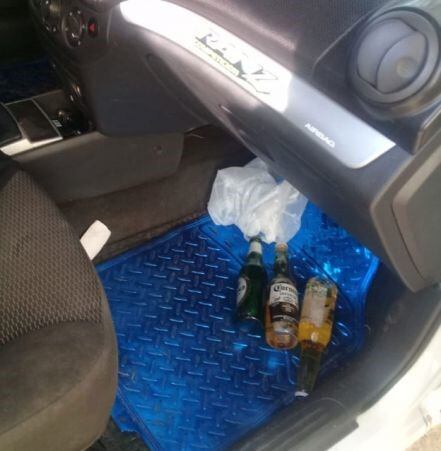 Las botellas encontradas en el interior del auto del hombre que fue detenido este lunes por la mañana.
(Diario Norte)