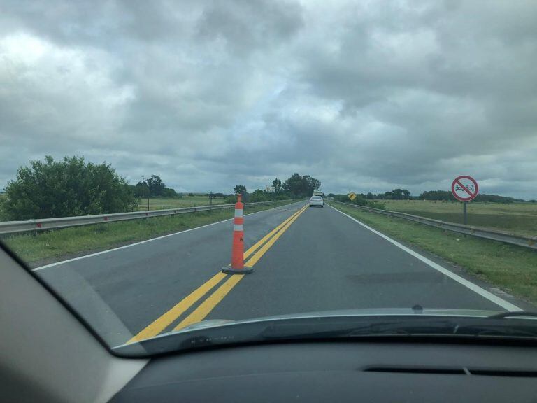 Conos de seguridad en el puente que atraviesa el Río Salado.