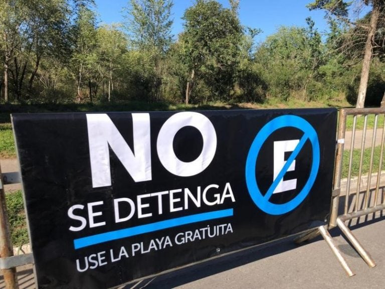 Los carteles que impiden ahora estacionar en las calles adyacentes al Parque del Chateau. (Gentileza El Doce TV)