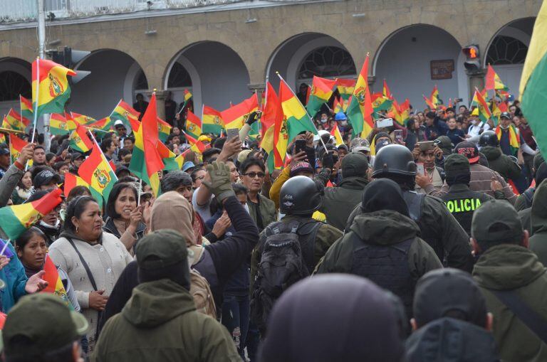 Un grupo de policías se repliega este sábado a su unidad en la ciudad de Oruro (Bolivia). (Foto: EFE/Emilio Castillo)