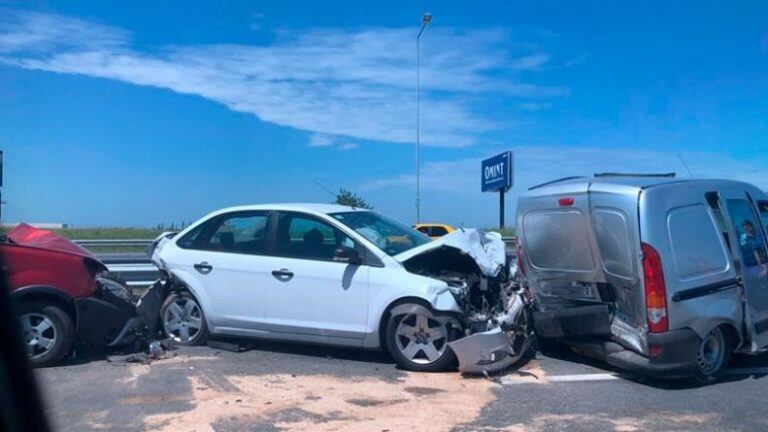 Varios vehículos resultaron afectados por el siniestro. (Foto:gentileza ElDoce.tv).