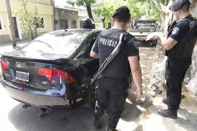 Un policía fue detenido por el intento de robo de un automovilista. (La Capital)