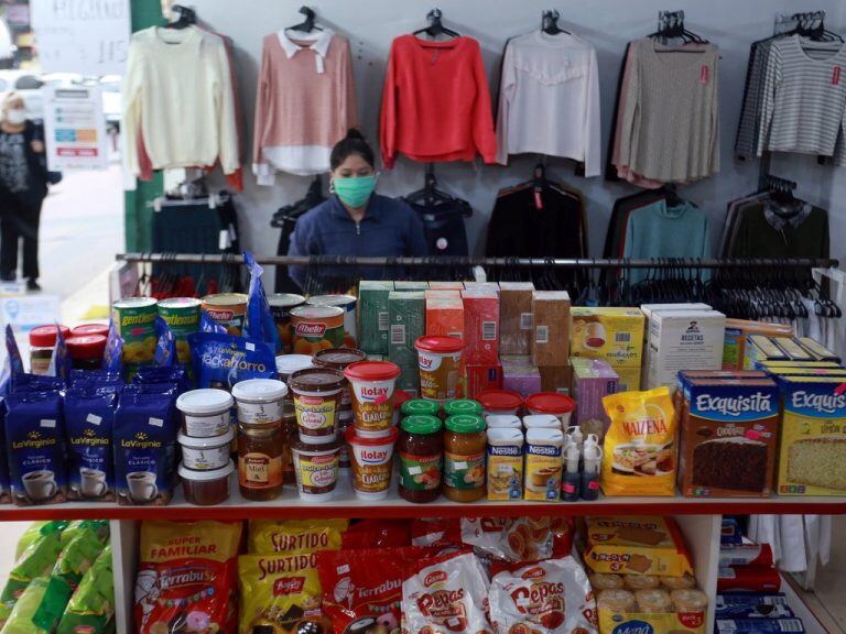 Ropa, verduras y mercadería en un local de calle Lavalle. Foto: El Sol.