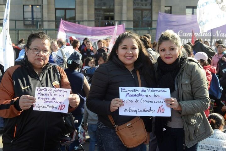 Un grupo de mujeres marchando en Comodoro Py tras la denuncia contra Baby Etchecopar