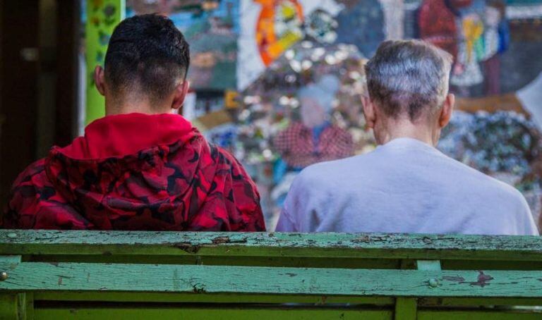 Los estudiantes de barbería y peluquería de Studio 86. escuela de emprendedores, les cortaron el pelo y embellecieron a los abuelos del Padre Lamónaca.