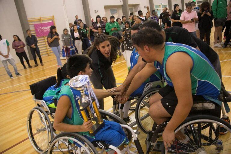 El equipo de básquet se quedó el oro.