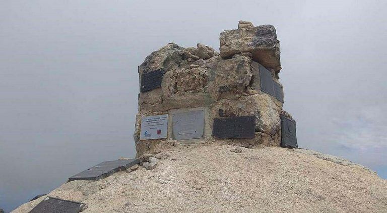 También faltaron algunas de las placas que estaban en el lugar.