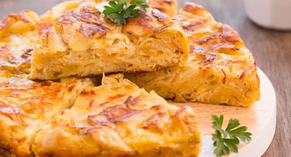 Cómo aprovechar el pollo sobrante: Tortilla de papa rallada paso a paso