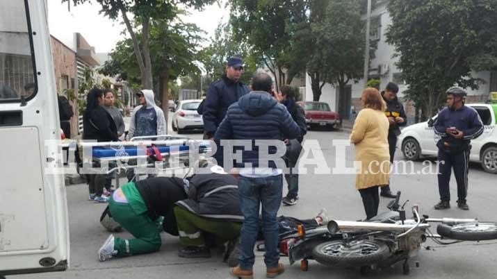 Tras el accidente, atienden e intentan levantar al motociclista que quedó tirado en el suelo.