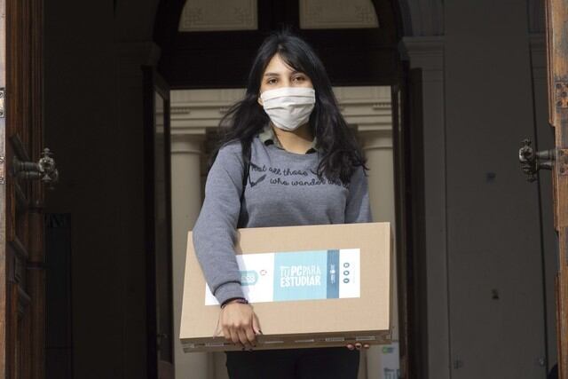 Más de 650 estudiantes de la UNLP ya se vieron beneficiados con el programa “Tu PC para estudiar”. La iniciativa alcanzará a cerca de 2 mil estudiantes que hoy no tienen acceso a esa tecnología imprescindible para garantizar su continuidad (UNLP)