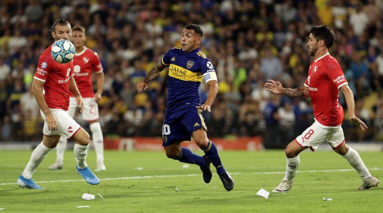 Carlos Tevez y Pablo Perez (Foto: Alejandro PAGNI / AFP)