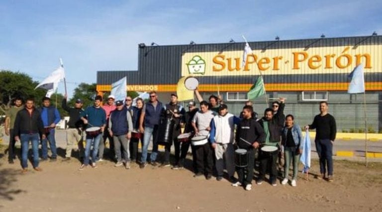 Los manifestantes concentrados frente al local (Diario Textual)