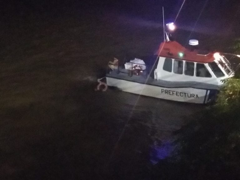 Las fuerzas federales tuvieron que trasladar a los heridos a bordo de un guardacostas. (Prefectura Rosario)