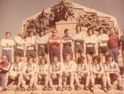 Histórica fotografía tomada al pie del Monumento a los Héroes de la Independencia, en Humahuaca.