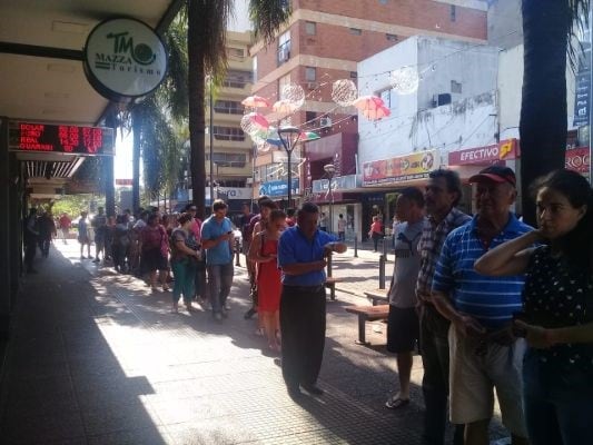 A pesar de la medida, una larga fila se formó fuera de la casa de cambios.