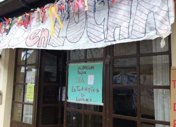 Estudiantes tomaron el edificio de la Supervisión de Escuelas en Esquel.