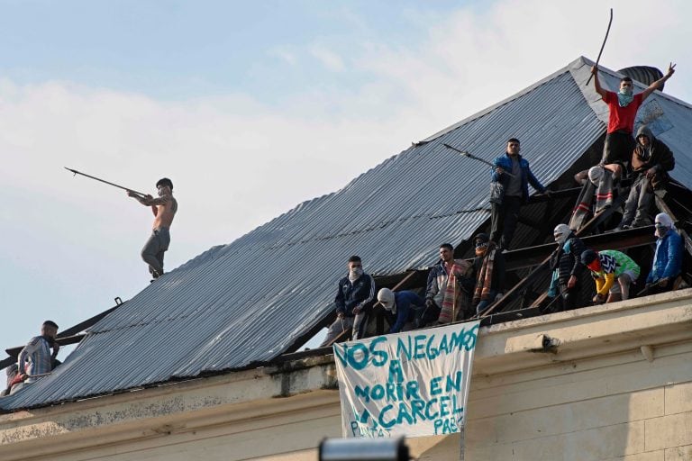 Tras los motines, se acordó una prueba piloto para reanudar las visitas presenciales (Photo by JUAN MABROMATA / AFP)