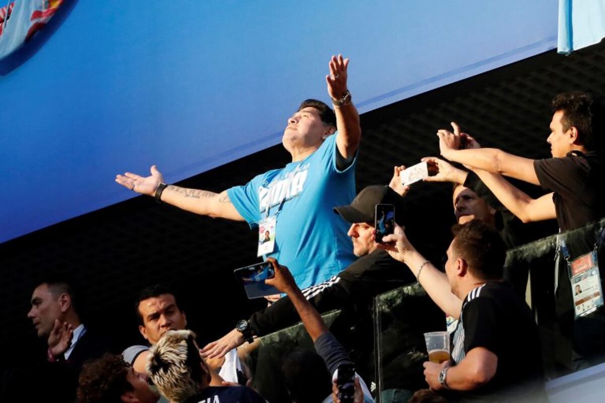 El show de Diego durante el partido entre Argentina y Nigeria