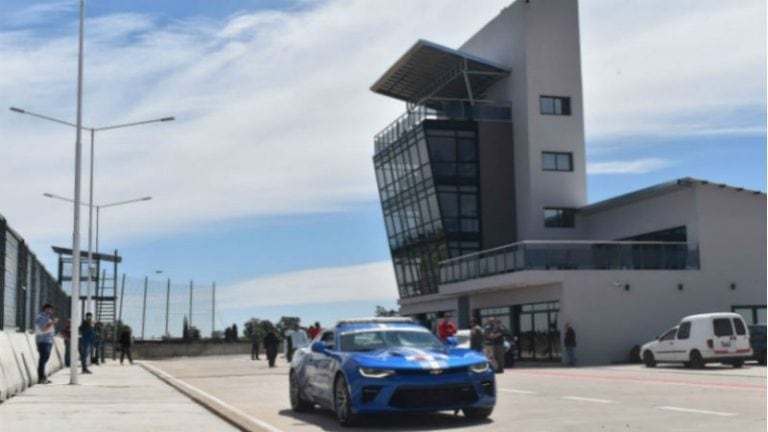 El pace car recorriendo por primera vez el circuito nicoleño.