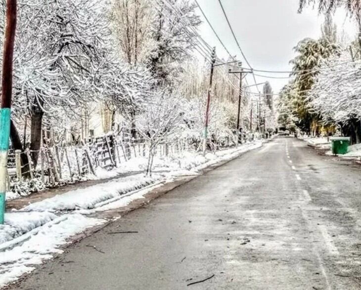 La nieve sorprendió a los habitantes de la zona cordillerana y precordillerana.