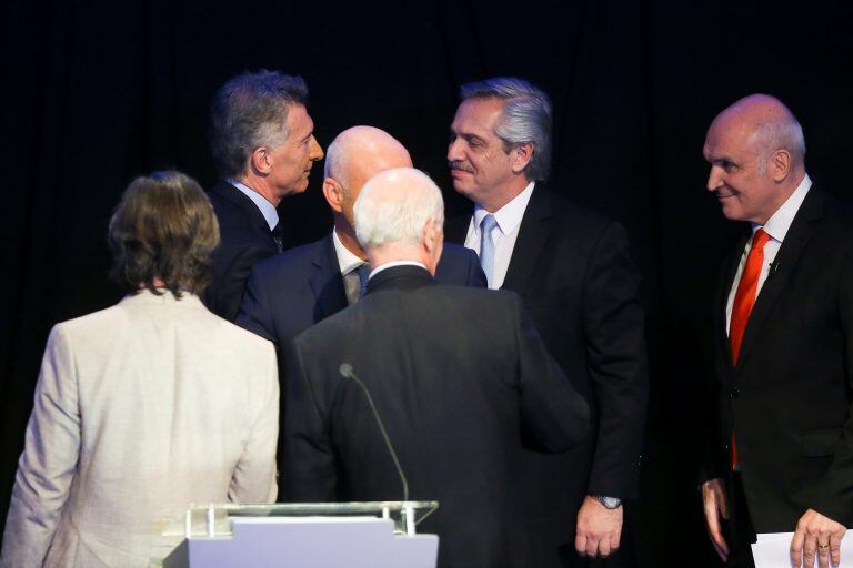 El saludo luego del debate. (Foto:REUTERS/Agustin Marcarian)