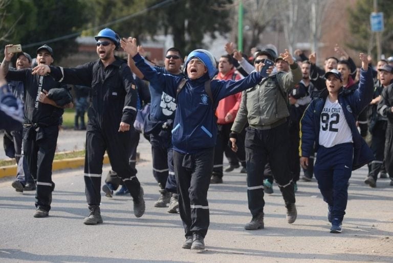 Manifestantes de la UOCRA marchan hacia el Ministerio de trabajo tras los incidentes en YPF .