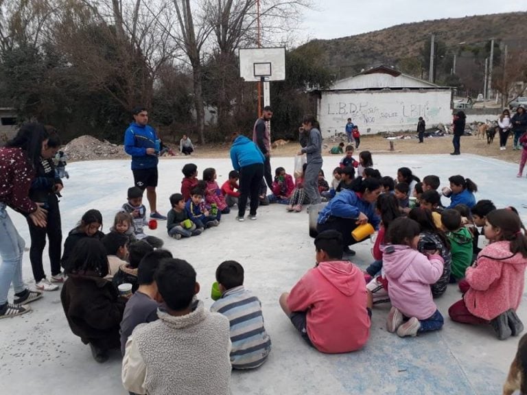 Actividades de vacaciones invernales en los playones barriales