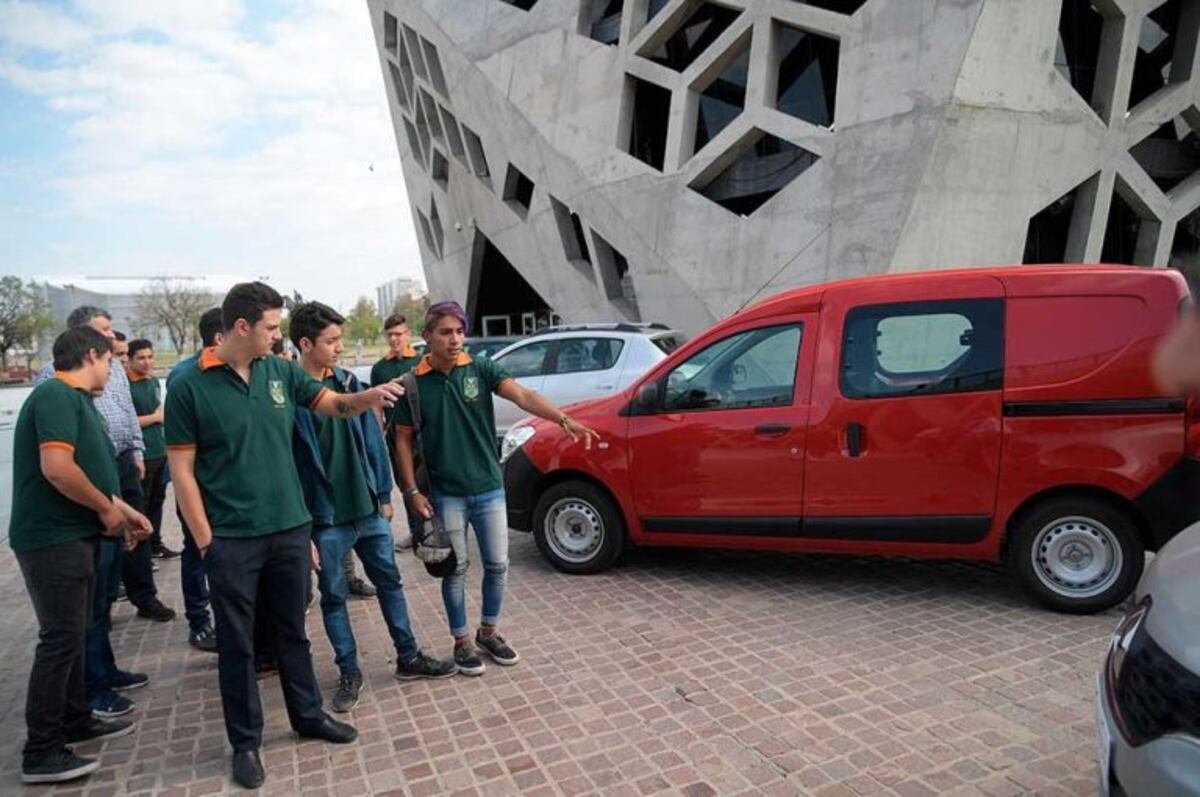 La Escuela IPET 50 recibirá dos autos para el taller