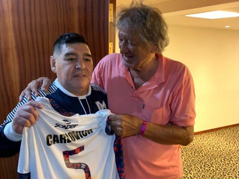 El emotivo saludo de Maradona con el Trinche Carlovich