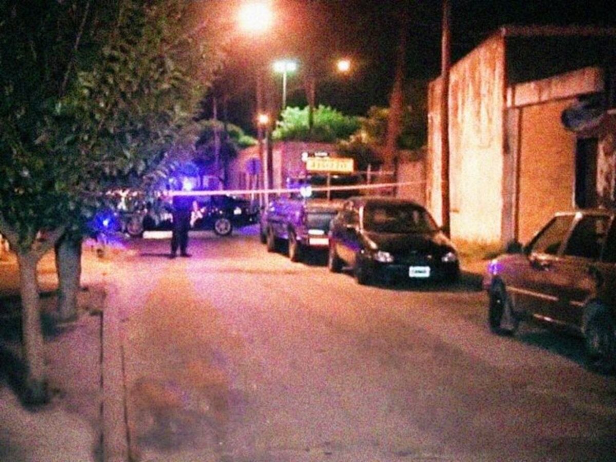 Un muerto y una mujer herida al quedar en medio de un tiroteo